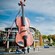 Una escultura de un violín enorme en la ribera de Sydney junto al edificio de la terminal de cruceros